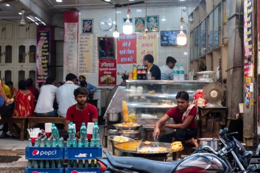 Vrindavan, Uttar Pradesh, Hindistan - Ağustos 2021: Pazar manzarası, market ürünlerini satmak için Vrindavan pazarındaki yerel dükkanların manzarası.