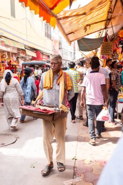 VRINDAVAN, UTTAR PRADESH, INDIA - AĞUSTOS 2021: Krishna Janmashtami, Krishna Janmashtami 'yi kutlamak için Vrindavan sokaklarında şeker satan Hintli yaşlı adamın portresi.