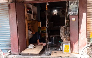 Vrindavan, Uttar Pradesh, Hindistan - Ağustos 2021: Pazar manzarası, market ürünlerini satmak için Vrindavan pazarındaki yerel dükkanların manzarası.