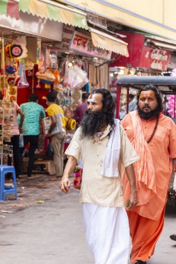 VRINDAVAN, UTTAR PRADESH, INDIA - AĞUSTOS 2021: Krishna Janmashtami, Hintli yaşlı adamın (Sadhu) portresi Krishna Janmashtami 'nin kutlaması için Vrindavan sokaklarında yürüyor.