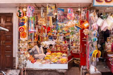 Vrindavan, Uttar Pradesh, Hindistan - Ağustos 2021: Pazar manzarası, renkli geleneksel kıyafetleri satmak için Vrindavan pazarındaki yerel dükkanların manzarası.