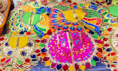 Chandni Chowk 'taki bir dükkanda asılı duran altın madalyalar. Bu dekorasyonlar düğün, etkinlik, Noel ve daha fazlası için mükemmeldir, Delhi, Hindistan, Kasım 2019