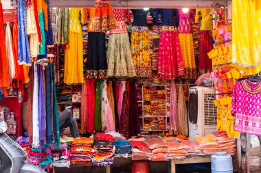 Vrindavan, Uttar Pradesh, Hindistan - Ağustos 2021: Pazar manzarası, renkli geleneksel kıyafetleri satmak için Vrindavan pazarındaki yerel dükkanların manzarası.