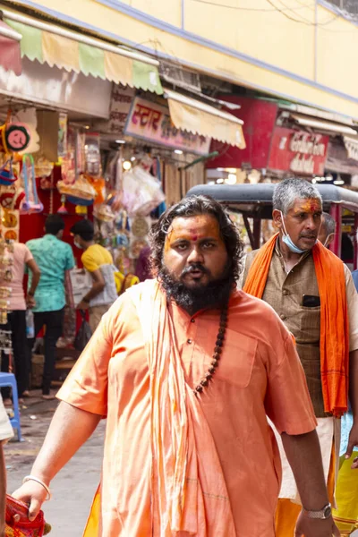 VRINDAVAN, UTTAR PRADESH, INDIA - AĞUSTOS 2021: Krishna Janmashtami, Hintli yaşlı adamın (Sadhu) portresi Krishna Janmashtami 'nin kutlaması için Vrindavan sokaklarında yürüyor.