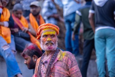 Varanasi, Uttar Pradesh, Hindistan - 21 Mart 2024: Masan Holi, manikarnika ghat kutlamaları sırasında yüzü organik renklerle boyanmış kimliği belirsiz bir grup dindar.