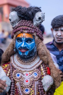 Varanasi, Uttar Pradesh, Hindistan - 21 Mart 2024: Masan Holi, Mandarika Ghat 'ta düzenlenen bayram sırasında efendi shiva gibi giyinmiş kuru külle boyanmış bir erkek müridin portresi.