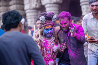 Varanasi, Uttar Pradesh, Hindistan - 21 Mart 2024: Masan Holi, Mandarika Ghat 'ta düzenlenen bayram sırasında efendi shiva gibi giyinmiş kuru külle boyanmış bir erkek müridin portresi.