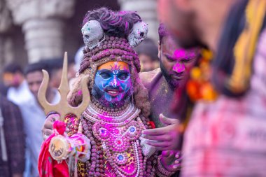 Varanasi, Uttar Pradesh, Hindistan - 21 Mart 2024: Masan Holi, Mandarika Ghat 'ta düzenlenen bayram sırasında efendi shiva gibi giyinmiş kuru külle boyanmış bir erkek müridin portresi.