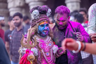 Varanasi, Uttar Pradesh, Hindistan - 21 Mart 2024: Masan Holi, Mandarika Ghat 'ta düzenlenen bayram sırasında efendi shiva gibi giyinmiş kuru külle boyanmış bir erkek müridin portresi.