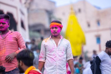 Varanasi, Uttar Pradesh, Hindistan - 21 Mart 2024: Masan Holi, manikarnika ghat kutlamaları sırasında yüzü organik renklerle boyanmış kimliği belirsiz bir grup dindar.