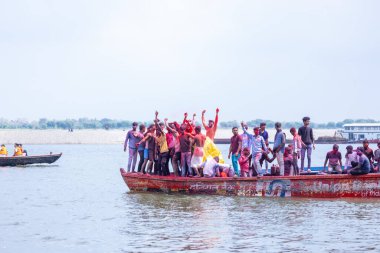 Varanasi, Uttar Pradesh, Hindistan - 21 Mart 2024: Masan Holi, Manikarnika ghat kutlamaları sırasında yüzü organik renklerle boyanmış bir grup dindar..
