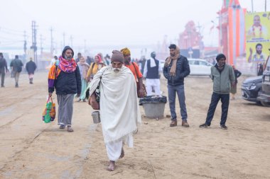 Varanasi, Uttar Pradesh, Hindistan - 21 Mart 2024: Masan Holi, manikarnika ghat kutlamaları sırasında yüzü organik renklerle boyanmış kimliği belirsiz bir grup dindar.