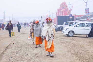 Prayagraj, Uttar Pradesh, Hindistan - 15 Ocak 2025: Mahakumbh, Pereagraj 'daki kumbh mela' ya katılan bir grup dindar, kış sabahı ibadet ve ayinleri gerçekleştirmek için.