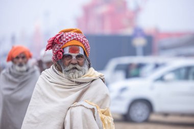 Prayagraj, Uttar Pradesh, Hindistan - 15 Ocak 2025: Mahakumbh, Pereagraj 'da kışın ibadet ve ayinleri gerçekleştirmek için kumbh mela' ya katılan kutsal dindarların portresi.