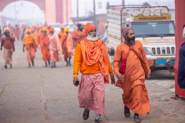 Prayagraj, Uttar Pradesh, Hindistan - 15 Ocak 2025: Mahakumbh, Pereagraj 'daki kumbh mela' ya katılan bir grup dindar, kış sabahı ibadet ve ayinleri gerçekleştirmek için.