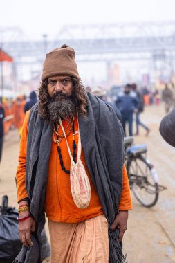 Prayagraj, Uttar Pradesh, Hindistan - 15 Ocak 2025: Mahakumbh, Pereagraj 'da kışın ibadet ve ayinleri gerçekleştirmek için kumbh mela' ya katılan kutsal dindarların portresi.