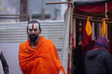 Prayagraj, Uttar Pradesh, Hindistan - 15 Ocak 2025: Mahakumbh, Pereagraj 'da kışın ibadet ve ayinleri gerçekleştirmek için kumbh mela' ya katılan kutsal dindarların portresi.