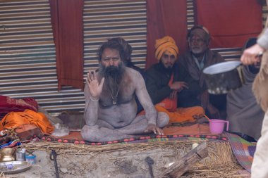 Prayagraj, Uttar Pradesh, Hindistan - 15 Ocak 2025: Mahakumbh, Mahakumbh, Kutsal Hamam ile birlikte ibadet ve ayinleri gerçekleştirmek için.