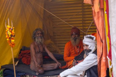 Prayagraj, Uttar Pradesh, Hindistan - 15 Ocak 2025: Mahakumbh, Mahakumbh, Kutsal Hamam ile birlikte ibadet ve ayinleri gerçekleştirmek için.