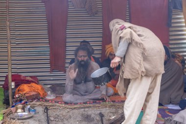Prayagraj, Uttar Pradesh, Hindistan - 15 Ocak 2025: Mahakumbh, Mahakumbh, Kutsal Hamam ile birlikte ibadet ve ayinleri gerçekleştirmek için.