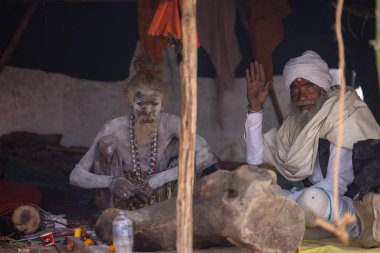 Prayagraj, Uttar Pradesh, Hindistan - 15 Ocak 2025: Mahakumbh, Mahakumbh, Kutsal Hamam ile birlikte ibadet ve ayinleri gerçekleştirmek için.