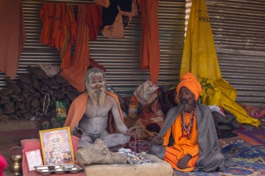 Prayagraj, Uttar Pradesh, Hindistan - 15 Ocak 2025: Mahakumbh, Mahakumbh, Kutsal Hamam ile birlikte ibadet ve ayinleri gerçekleştirmek için.