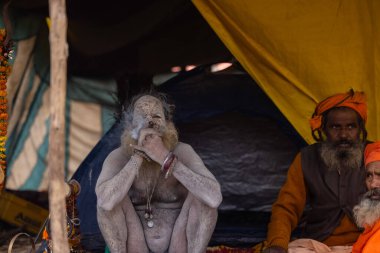 Prayagraj, Uttar Pradesh, Hindistan - 15 Ocak 2025: Mahakumbh, Mahakumbh, Kutsal Hamam ile birlikte ibadet ve ayinleri gerçekleştirmek için.