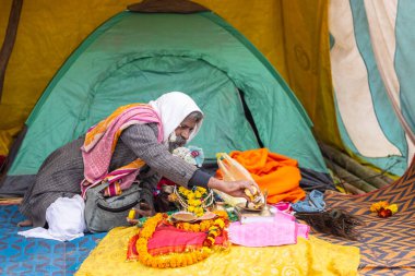 Prayagraj, Uttar Pradesh, Hindistan - 15 Ocak 2025: Mahakumbh, Pereagraj 'da kışın ibadet ve ayinleri gerçekleştirmek için kumbh mela' ya katılan kutsal dindarların portresi.
