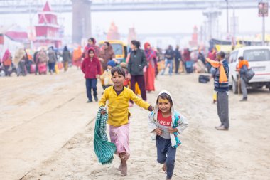Prayagraj, Uttar Pradesh, Hindistan - 15 Ocak 2025: Mahakumbh, Pereagraj 'da kutsal hamama ibadet etmek ve ayinleri gerçekleştirmek için kumbh mela' ya katılan kutsal erkek ve kadın grubu.