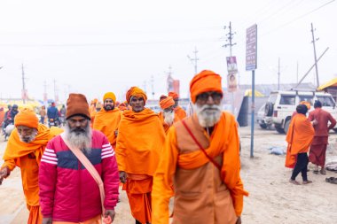 Prayagraj, Uttar Pradesh, Hindistan - 15 Ocak 2025: Mahakumbh, Pereagraj 'da kutsal hamama ibadet etmek ve ayinleri gerçekleştirmek için kumbh mela' ya katılan kutsal erkek ve kadın grubu.