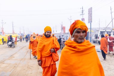 Prayagraj, Uttar Pradesh, Hindistan - 15 Ocak 2025: Mahakumbh, Pereagraj 'da kutsal hamama ibadet etmek ve ayinleri gerçekleştirmek için kumbh mela' ya katılan kutsal erkek ve kadın grubu.