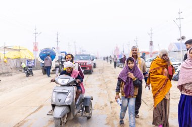 Prayagraj, Uttar Pradesh, Hindistan - 15 Ocak 2025: Mahakumbh, Pereagraj 'da kutsal hamama ibadet etmek ve ayinleri gerçekleştirmek için kumbh mela' ya katılan kutsal erkek ve kadın grubu.