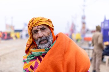 Prayagraj, Uttar Pradesh, Hindistan - 15 Ocak 2025: Mahakumbh, Pereagraj 'da kışın ibadet ve ayinleri gerçekleştirmek için kumbh mela' ya katılan kutsal dindarların portresi.