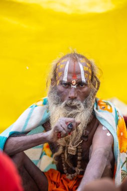 Prayagraj, Uttar Pradesh, Hindistan - 15 Ocak 2025: Mahakumbh, Mahakumbh, Kutsal Hamam ile birlikte ibadet ve ayinleri gerçekleştirmek için.