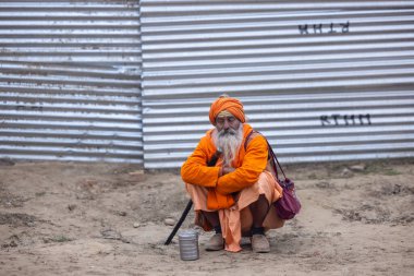 Prayagraj, Uttar Pradesh, Hindistan - 15 Ocak 2025: Mahakumbh, Pereagraj 'da kışın ibadet ve ayinleri gerçekleştirmek için kumbh mela' ya katılan kutsal dindarların portresi.