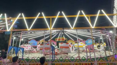 Gaziabad, Uttar Pradesh, Hindistan - 07 Ekim 2024: İnsanlar aileleri ve arkadaşlarıyla eğlenmek için adil.