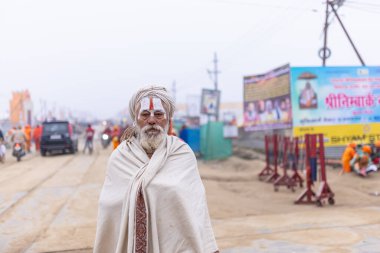 Prayagraj, Uttar Pradesh, Hindistan - 15 Ocak 2025: Mahakumbh, Pereagraj 'da kışın ibadet ve ayinleri gerçekleştirmek için kumbh mela' ya katılan kutsal dindarların portresi.