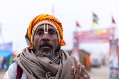 Prayagraj, Uttar Pradesh, Hindistan - 15 Ocak 2025: Mahakumbh, Pereagraj 'da kışın ibadet ve ayinleri gerçekleştirmek için kumbh mela' ya katılan kutsal dindarların portresi.