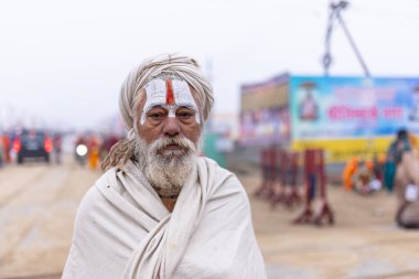 Prayagraj, Uttar Pradesh, Hindistan - 15 Ocak 2025: Mahakumbh, Pereagraj 'da kışın ibadet ve ayinleri gerçekleştirmek için kumbh mela' ya katılan kutsal dindarların portresi.