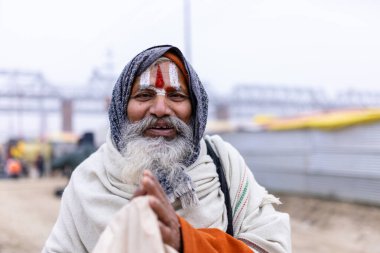 Prayagraj, Uttar Pradesh, Hindistan - 15 Ocak 2025: Mahakumbh, Pereagraj 'da kışın ibadet ve ayinleri gerçekleştirmek için kumbh mela' ya katılan kutsal dindarların portresi.