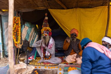 Prayagraj, Uttar Pradesh, Hindistan - 15 Ocak 2025: Mahakumbh, Mahakumbh, Kutsal Hamam ile birlikte ibadet ve ayinleri gerçekleştirmek için.