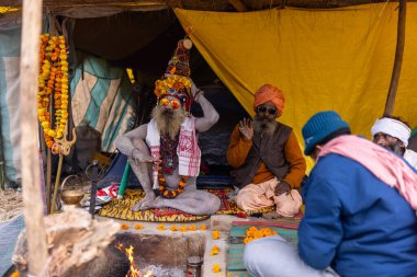 Prayagraj, Uttar Pradesh, Hindistan - 15 Ocak 2025: Mahakumbh, Mahakumbh, Kutsal Hamam ile birlikte ibadet ve ayinleri gerçekleştirmek için.