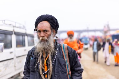 Prayagraj, Uttar Pradesh, Hindistan - 15 Ocak 2025: Mahakumbh, Pereagraj 'da kışın ibadet ve ayinleri gerçekleştirmek için kumbh mela' ya katılan kutsal dindarların portresi.