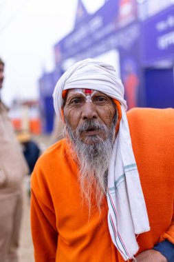 Prayagraj, Uttar Pradesh, Hindistan - 15 Ocak 2025: Mahakumbh, Pereagraj 'da kışın ibadet ve ayinleri gerçekleştirmek için kumbh mela' ya katılan kutsal dindarların portresi.