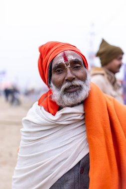 Prayagraj, Uttar Pradesh, Hindistan - 15 Ocak 2025: Mahakumbh, Pereagraj 'da kışın ibadet ve ayinleri gerçekleştirmek için kumbh mela' ya katılan kutsal dindarların portresi.