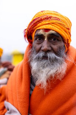 Prayagraj, Uttar Pradesh, Hindistan - 15 Ocak 2025: Mahakumbh, Pereagraj 'da kışın ibadet ve ayinleri gerçekleştirmek için kumbh mela' ya katılan kutsal dindarların portresi.