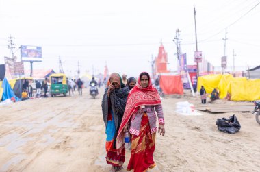 Prayagraj, Uttar Pradesh, Hindistan - 15 Ocak 2025: Mahakumbh, Pereagraj 'daki kumbh mela' ya katılan bir grup dindar, kış sabahı ibadet ve ayinleri gerçekleştirmek için.