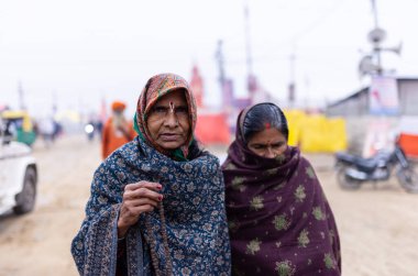 Prayagraj, Uttar Pradesh, Hindistan - 15 Ocak 2025: Mahakumbh, Pereagraj 'daki kumbh mela' ya katılan bir grup dindar, kış sabahı ibadet ve ayinleri gerçekleştirmek için.