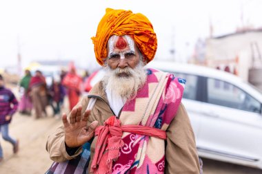 Prayagraj, Uttar Pradesh, Hindistan - 15 Ocak 2025: Mahakumbh, Pereagraj 'da kışın ibadet ve ayinleri gerçekleştirmek için kumbh mela' ya katılan kutsal dindarların portresi.