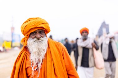 Prayagraj, Uttar Pradesh, Hindistan - 15 Ocak 2025: Mahakumbh, Pereagraj 'da kışın ibadet ve ayinleri gerçekleştirmek için kumbh mela' ya katılan kutsal dindarların portresi.